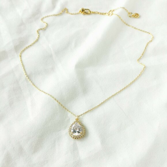 Brilliant Statements Pavé Halo Pendant Gold White Necklace NEW - Picture 2 of 3